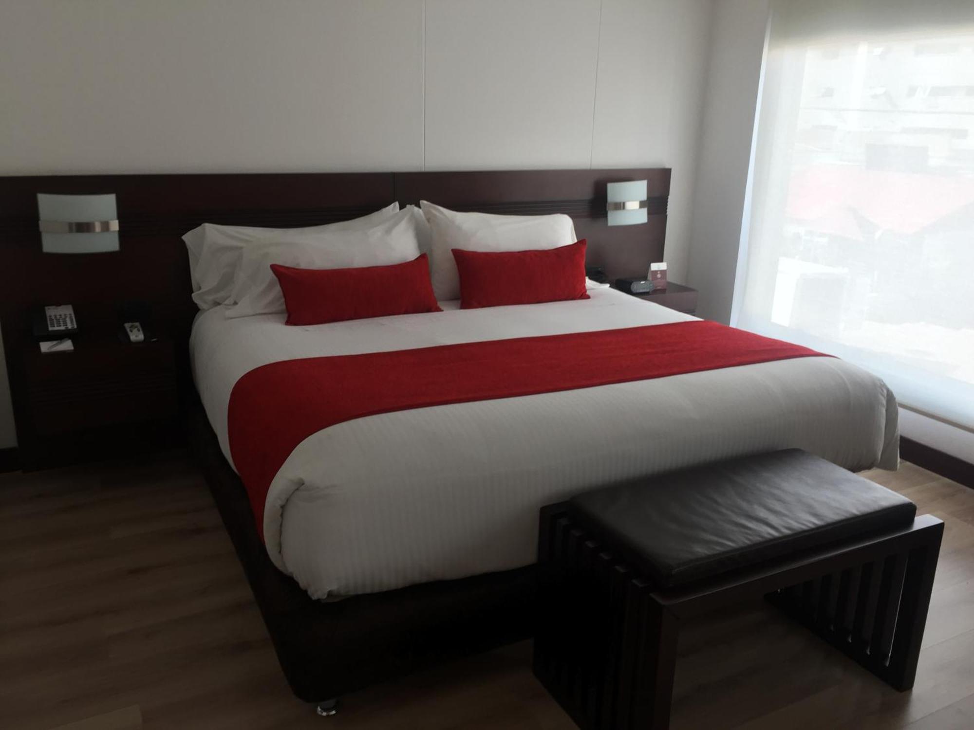 Best Western Plus 93 Park Hotel Bogotá Exterior foto A bed with a bed runner