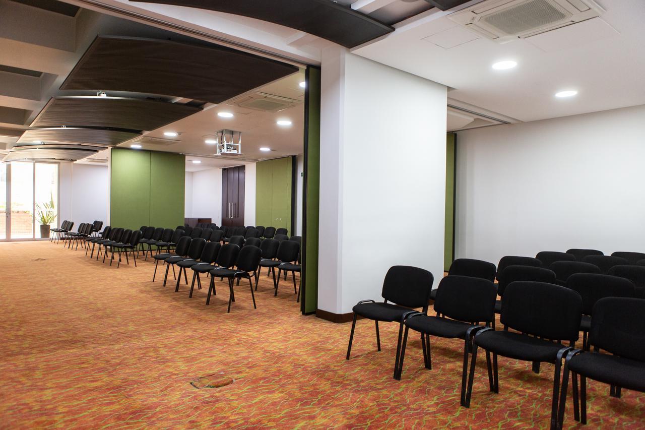 Best Western Plus 93 Park Hotel Bogotá Exterior foto A meeting room at the hotel